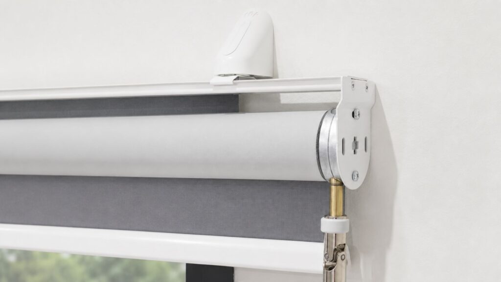 Anti-ligature Crank roller blind
